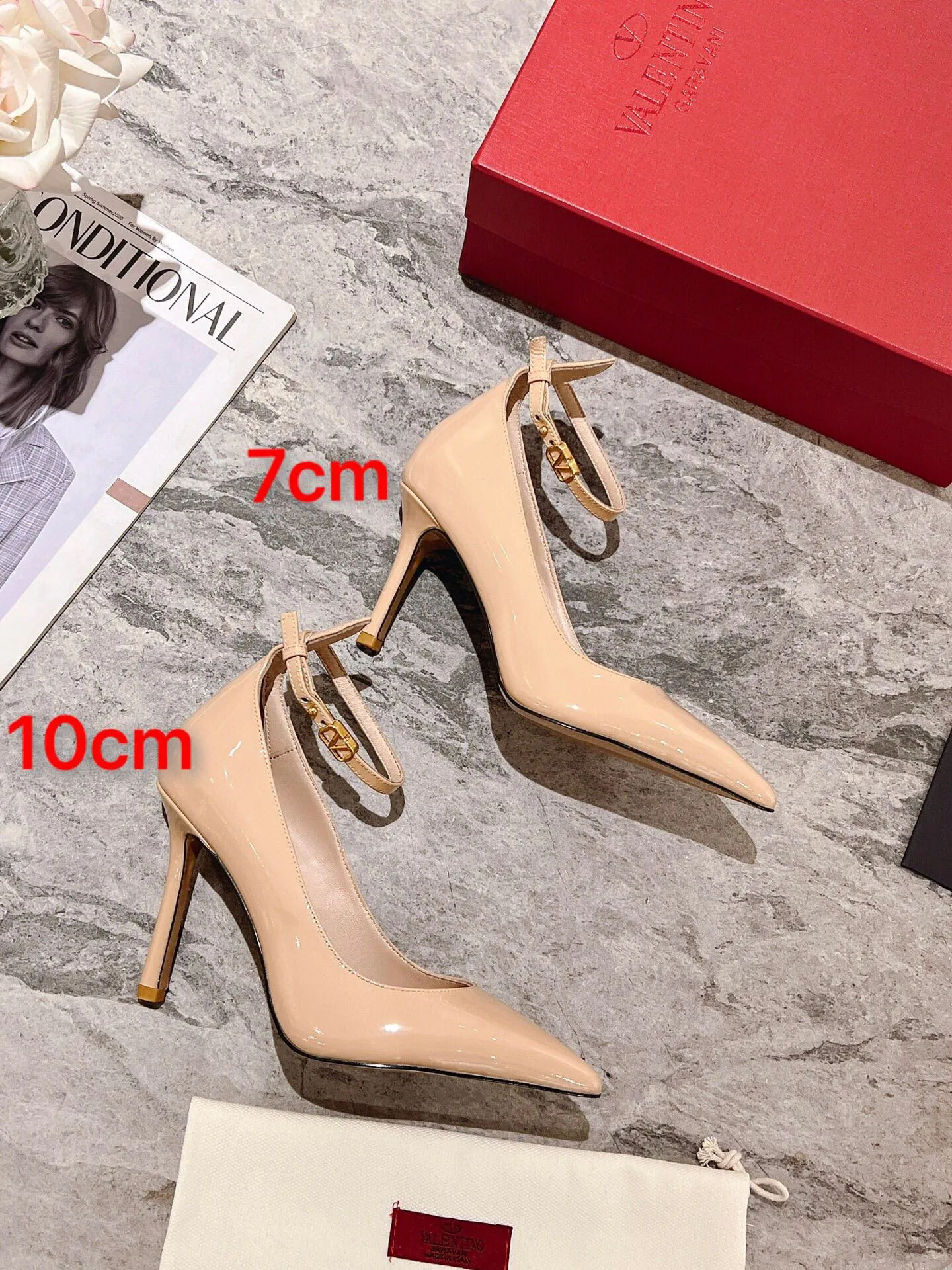 👟👟Ex-factory price 440👟👟 Genuine leather sole +40 Top version 𝑉𝐴𝐿𝐸𝑁𝑇𝐼𝑁𝑂 Valentino new spring and summer women's 6⃣️color patent leather shoes. Unique (small V-label buckle) hardware brings out a full sense of high-end, and the new season will live up to expectations! Worth buying ★ Qipi is absolutely high-grade ❥Original method, absolutely sensual ❥Elegant style, creating a different feeling, simple and elegant style!  Code number: 35-41 (34-42 customized) Fabric: Imported patent leather Lining: Sheepskin lining Heel height: 7cm-10cm2⃣️Various heel height options Leather outsole Rubber outsole